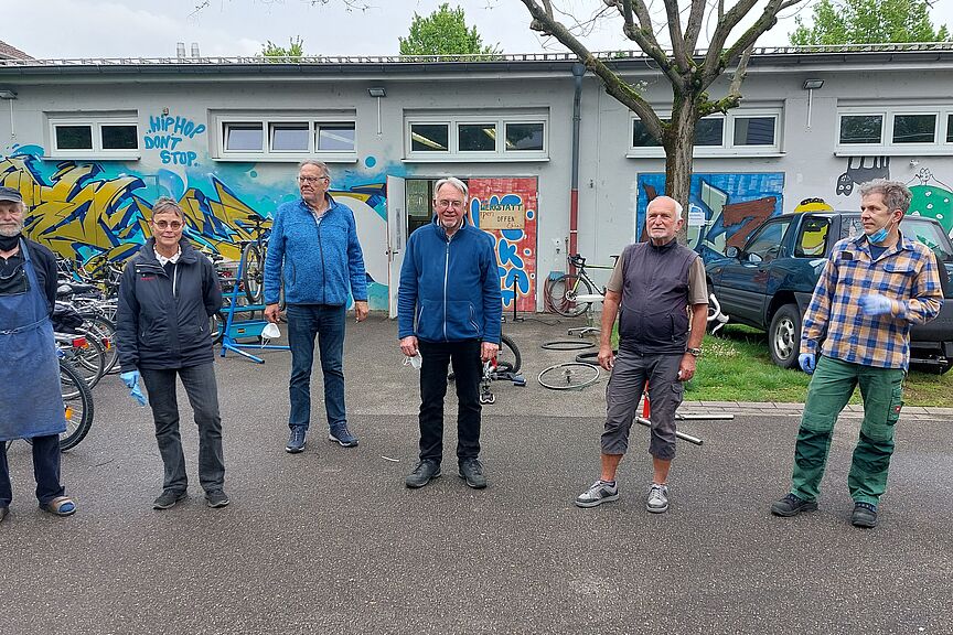 Das Schrauber-Team von Arbeitskreis Asyl und dem ADFC Ettlingen untersucht kostenlos Fahrräder auf Mängel Das Schrauber-Team von Arbeitskreis Asyl und dem ADFC Ettlingen untersucht kostenlos Fahrräder auf Mängel