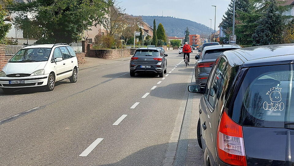 Radfahrern drohen in der Ettlinger Rheinstraße links dicht überholende Fahrzeuge und rechts plötzlich sich öffnende Autotürent Schutzstreifen für Radfahrer in der Ettlinger Rheinstraße