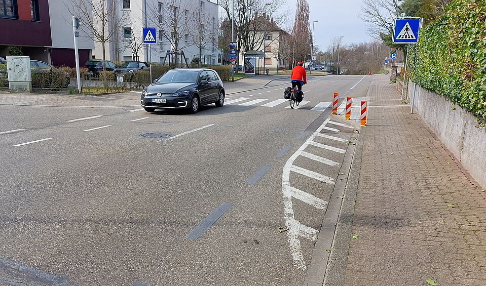 Radweg in der Ettlinger Pforzheimer Str. mit vielen Ein- und Ausfahrten Der Schutzstreifen in der Ettlinger Rheinstraße hört stadtaufwärts urplötzlich auf