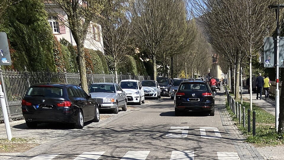 Die Baptist-Göring-Straße in Ettlingen In der Baptist-Goering-Straße drängeln Autofahrer Radfahrende oft beim Überholen auf die Rüttelstrecke am Straßenrand