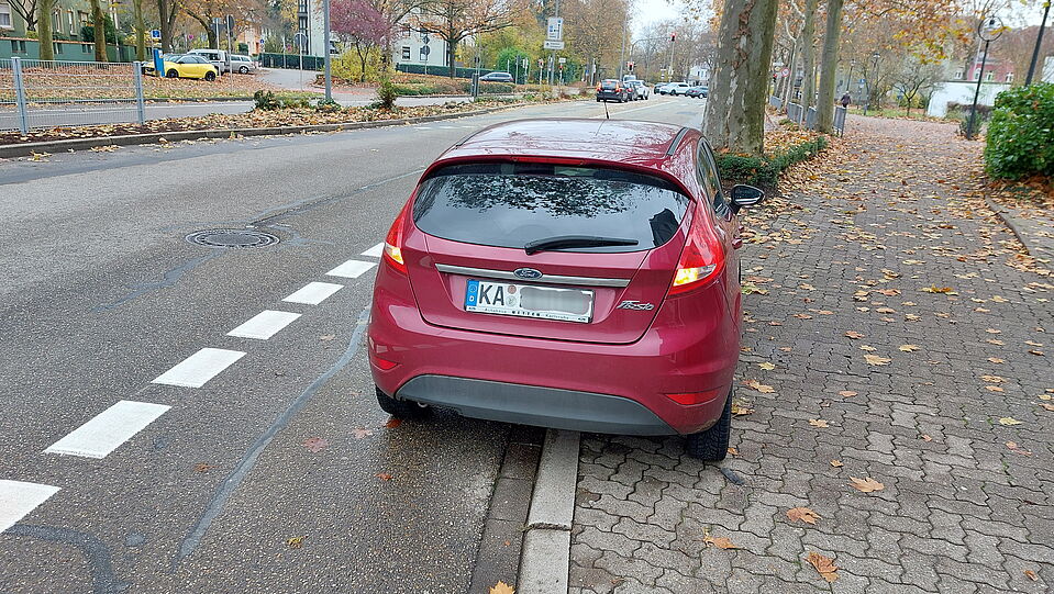 Ein Autofahrer blockiert in der Rastatter Straße den Radweg Ein Autofahrer blockiert in der Rastatter Straße den Radweg