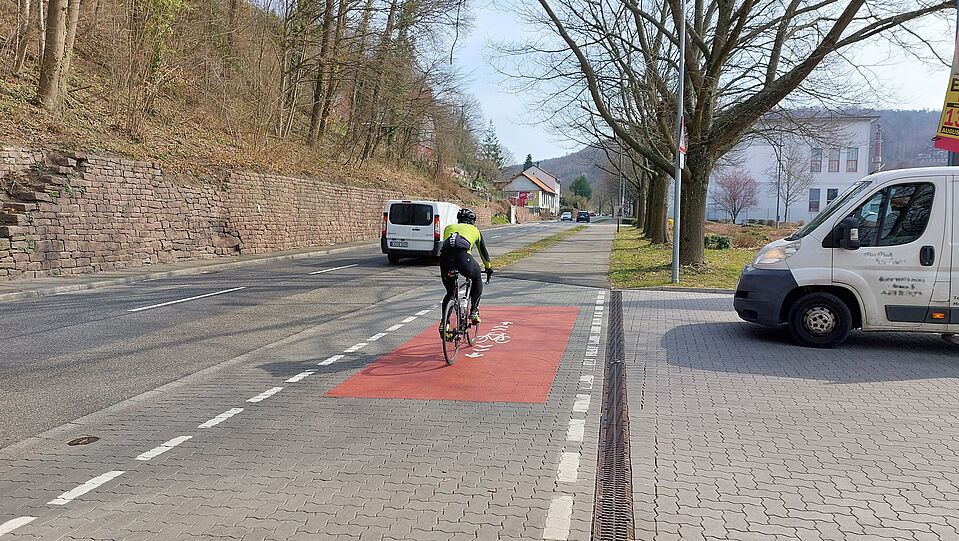 Der Radweg in der Pforzheimer Straße in Ettlingen wird durch viele Einfahrten unterbrochen Der Radweg in der Pforzheimer Straße in Ettlingen wird durch viele Einfahrten unterbrochen