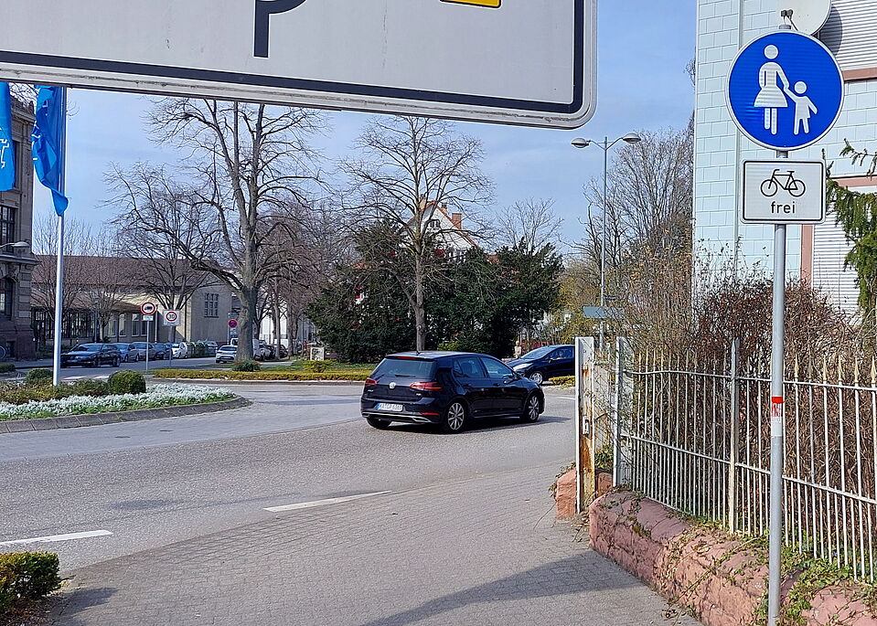 An dieser Straßenecke drohen gefährliche Zusammenstöße zwischen Fußgängern und Radfahrern Der kombinierte Fuß- und Radweg an der Ecke Pforzheimer und Karlsruher Straße
