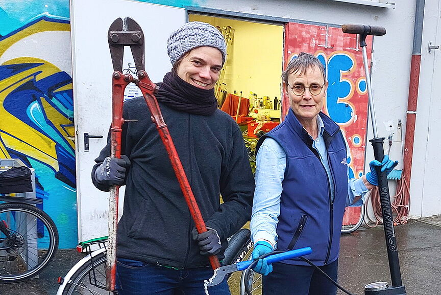 Maren und Tina (v. l.) verstärken das Schrauber-Team