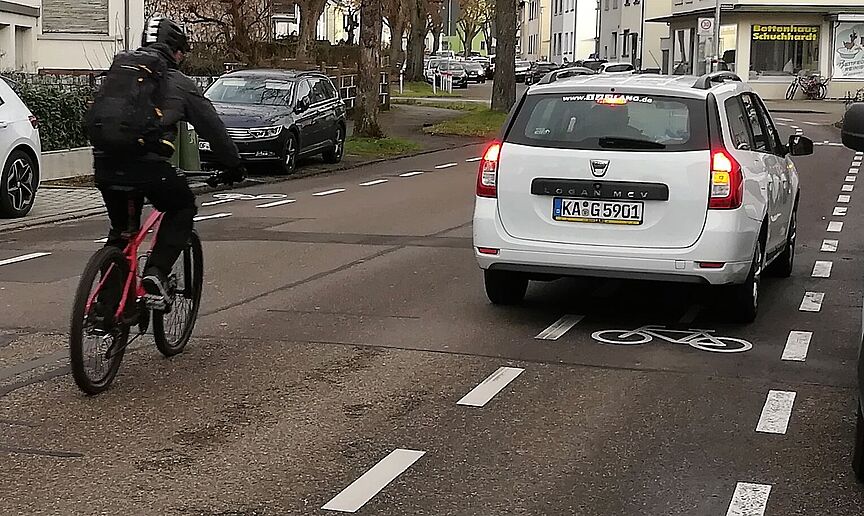 Schutzstreifen bieten nur Schutz, wenn Autofahrer ihn nicht blockieren Schutzstreifen für Radfahrer bieten nur Schutz, wenn Autofahrer ihn nicht blockieren