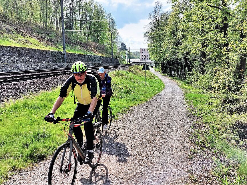 Radfahrende auf dem Graf-Rhena-Weg bei Ettlingen Radfahrende auf dem Graf-Rhena-Weg bei Ettlingen