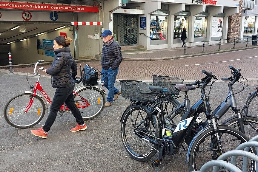Radfahrer finden in Ettlingen schneller einen Stellplatz als Autofahrer Einfahrt zum Parkhaus am Neuen Markt in Ettlingen