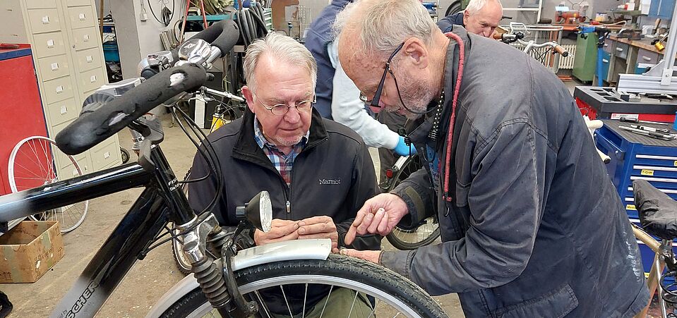 Das Schrauber-Team hilft bei der Fahrradreparatur