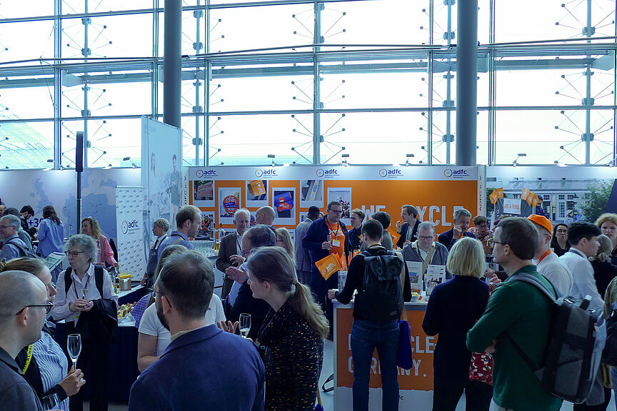 Velo-city Leipzig Stand Viele Menschen stehen vor dem ADFC-Stand bei der Radverkehrskonferenz Velo-city.