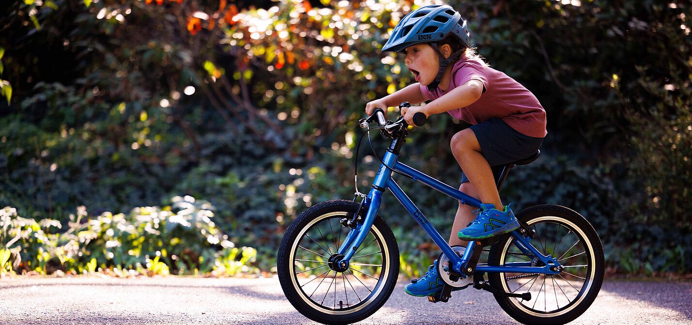 Ein kleines Kind fährt auf einem Fahrrad.