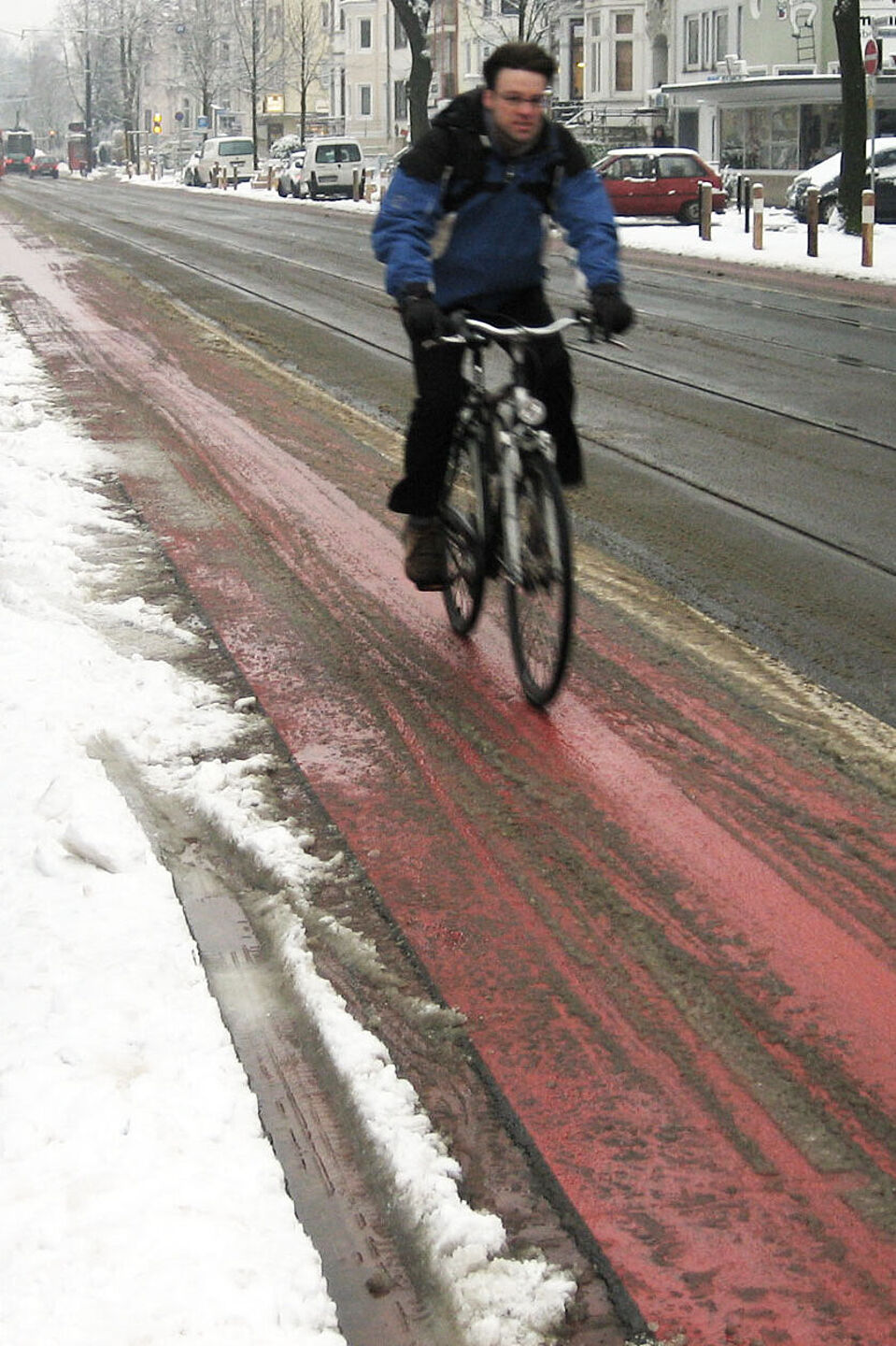 BV_Radfahren im Winter_ADFC Ein leicht verschneiter Radweg.